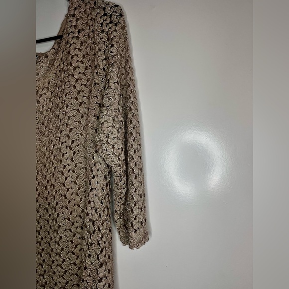 Woman’s beige sweater blouse. - Picture 9 of 11